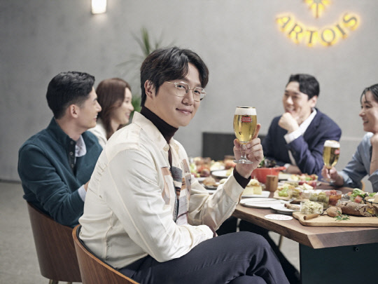 벨기에 프리미엄 맥주 '스텔라 아르투아(Stella Artois)'가 연예계 대표 미식가 성시경과 함께 '스텔라 원테이블' 캠페인을 펼친다고 11일 밝혔다. 이번 캠페인은 '스텔라 원테이블' 레스토랑을 팝업으로 열어 소비자들에게 특별한 다이닝 경험을 제공할 예정이다. <오비맥주 제공>